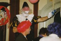 1990-02-25 Prominentendiner clownen 06